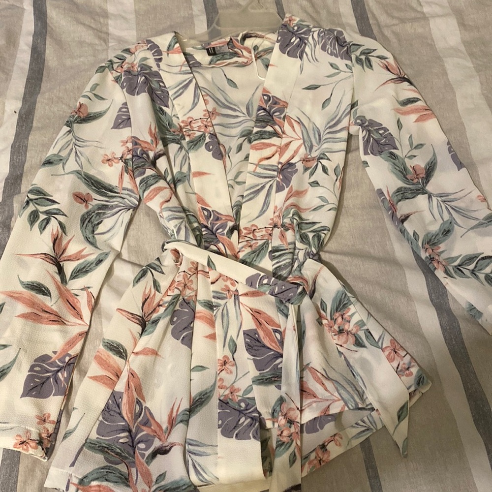 Divided printed white light-weight blazer perfect for summer
